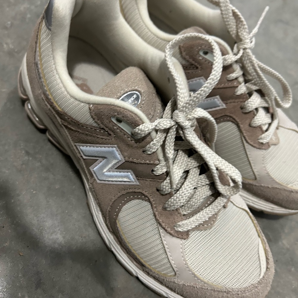 2002r New Balance shoes
bundle with another a shoe and get 50% off discount - Picture 6 of 7